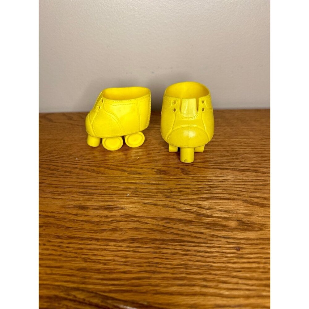 VINTAGE DOLL-BABY ROLLER SKATES WILL FIT CPK RARE COLOR YELLOW FIBRE CRAFT